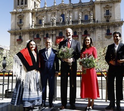 Sus Majestades los Reyes con las autoridades y una pareja ataviada con el traje típico de la ciudad (chirri y pastira)