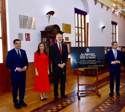 Sus Majestades los Reyes con las autoridades junto a una placa conmemorativa de la visita
