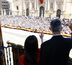 Sus Majestades los Reyes saludan desde el balcón del Ayuntamiento de Jaén
