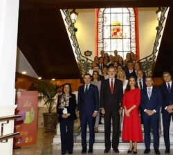 Sus Majestades los Reyes con las autoridades, en la escalera principal del Ayuntamiento acompañados de la Corporación Municipal