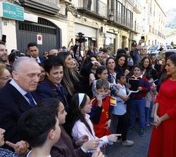 Sus Majestades los Reyes con las personas congregadas durante su recorrido a pie por las calles de Jaén