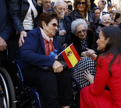 Su Majestad la Reina conversa una de la persona congregada durante su recorrido a pie por las calles de Jaén