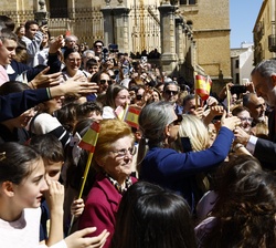 Su Majestad el Rey saluda durante su recorrido a pie por las calles de Jaén