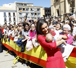 Su Majestad la Reina durante su recorrido a pie por las calles de Jaén