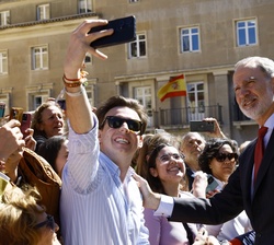 Su Majestad el Rey durante su recorrido a pie por las calles de Jaén