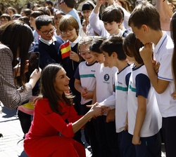 Su Majestad la Reina conversa un grupo de niños durante su recorrido por las calles de Jaén