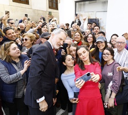 Sus Majestades los Reyes con las personas congregadas durante su recorrido a pie por las calles de Jaén