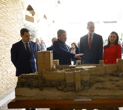 Sus Majestades los Reyes visitan la exposición conmemorativa del 1.200 aniversario de la capitalidad de Jaén