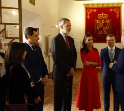 Sus Majestades los Reyes durante su recorrido por la exposición conmemorativa del 1.200 aniversario de la capitalidad de Jaén