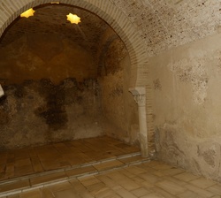 Su Majestad la Reina durante su visita por el Centro Cultural Baños Árabes de Jaén