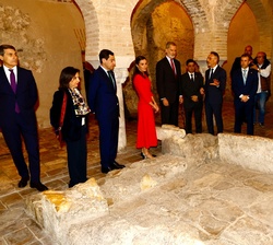 Sus Majestades los Reyes durante su recorrido por el Centro Cultural Baños Árabes de Jaén
