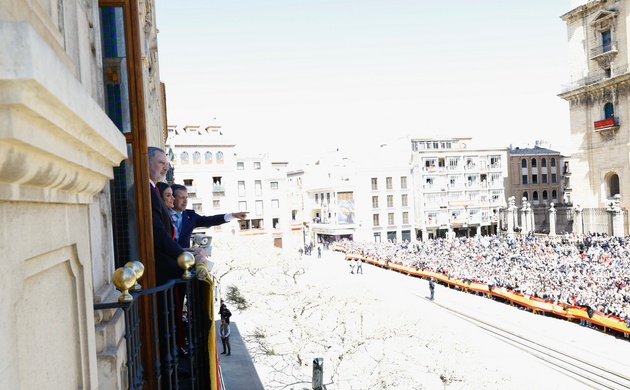 Sus Majestades los Reyes en el balcón del Ayuntamiento de Jaén 