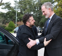 Su Majestad el Rey recibe al Presidente de Ucrania, Volodimyr Zelenskyy a su llegada al Palacio de La Zarzuela
