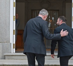 Su Majestad el Rey y el Presidente de Ucrania se dirigen al interior para el encuentro