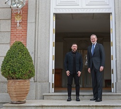 Su Majestad el Rey junto al Presidente de Ucrania, Volodimyr Zelenskyy en la puerta del Palacio de La Zarzuela