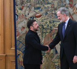 Su Majestad el Rey recibe el saludo del Presidente de Ucrania antes del encuentro