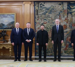 Su Majestad el Rey y el Presidente de Ucrania junto a las delegaciones de ambos paises
