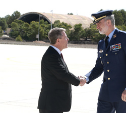 Su Majestad el Rey es recibido por el presidente de la Junta de Comunidades de Castilla-La Mancha, Emiliano García-Page