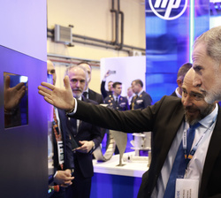 Su Majestad el Rey durante su recorrido por la feria