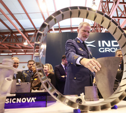 Su Majestad el Rey se interesa por uno de los álabes de una turbina