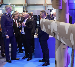 Su Majestad el Rey conversando sobre uno de los drones de la exposición