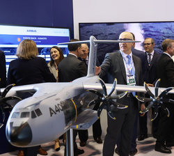 Su Majestad el Rey observa una maqueta del A400M