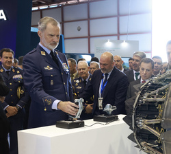 Su Majestad comprueba el funcionamiento de una turbina