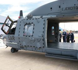 Don Felipe junto a un helicóptero NH 90