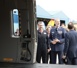 Su Majestad el Rey conversa sobre el helicóptero NH 90