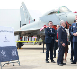 Su Majestad el Rey momentos antes de la exhibicion del Eurofighter
