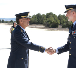 Su Majestad el Rey es recibido por el general del aire, jefe de Estado Mayor del Ejército del Aire y del Espacio, Francisco Braco Carbó