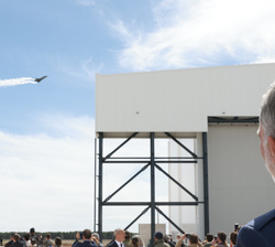 El Rey durante un momento de la demostración del sistema de humo desarrollado específicamente para el Eurofighter