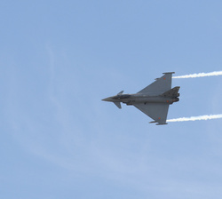 Un Eurofighter durante la demostración del sistema de humo