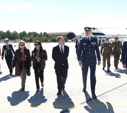 Su Majestad el Rey a su llegada a la Base Aérea de Los Llanos