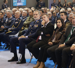 Su Majestad el Rey en la primera fila de asientos durante la conferencia inaugural