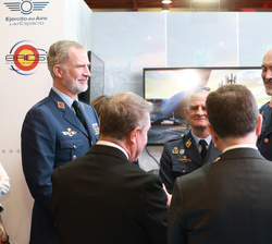 Don Felipe conversa con las autoridades civiles y militares asistentes
