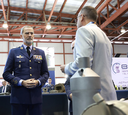 Su Majestad el Rey durante su recorrido por la muestra
