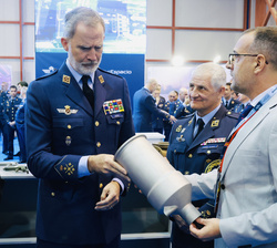 Don Felipe observa una pieza de avionica