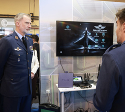 Don Felipe recibe explicaciones en el stand del Ejército del Aire y del Espacio