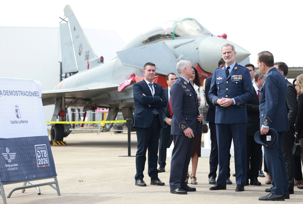 Su Majestad el Rey momentos antes de la exhibicion del Eurofighter