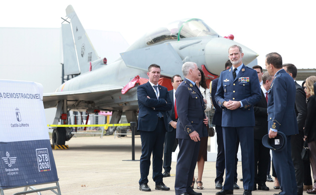 Su Majestad el Rey momentos antes de la exhibicion del Eurofighter