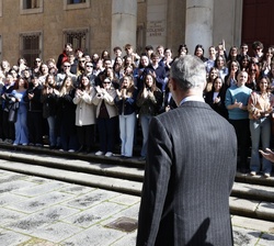 El Rey y el presidente Mattarella reciben el saludo de un numeroso grupo de universitarios italianos