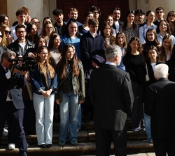Don Felipe y el presidente Mattarella con los estudiantes