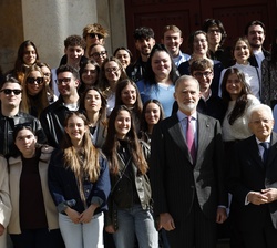 Don Felipe y el el presidente Mattarella con los universitarios italianos