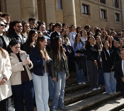 Don Felipe y el el presidente Mattarella conversan con los universitarios italianos