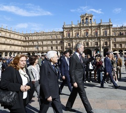 El Rey y el presidente Mattarella recorren a pie la Plaza Mayor de Salamanca