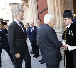 A su llegada a la Universidad de Salamanca, el Rey y el presidente Mattarella fueron recibidos por las principales autoridades autonómicas y locales y