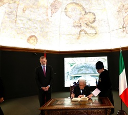 El presidente de la República Italiana firmó en el libro de honor en la sala “El Cielo de Salamanca”