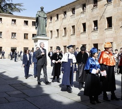 Su Majestad el Rey se incorpora al cortejo académico en el Patio de Escuelas Menores