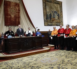 Su Majestad el Rey a ocupa su lugar en la mesa presidencial